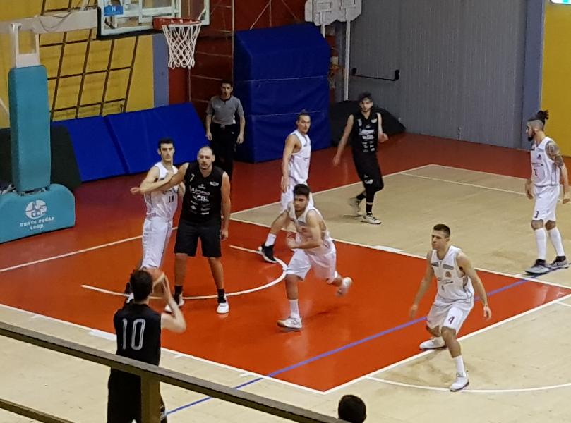 IL BASKET TODI FIRMA L’IMPRESA SUL CAMPO DELL’URBANIA E SALE IN TESTA ALLA CLASSIFICA.