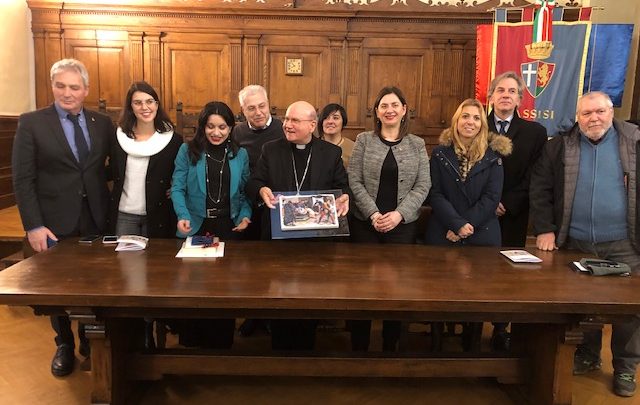IL CONSIGLIO COMUNALE HA ACCOLTO IL VESCOVO. IL SINDACO PROIETTI: “SIAMO TUTTI ACCOMUNATI NELLO SPIRITO DI SERVIZIO”. SORRENTINO: “LA POLITICA E’ UN DOVERE DI TUTTI, UN GRANDE ATTO DI CARITA’”