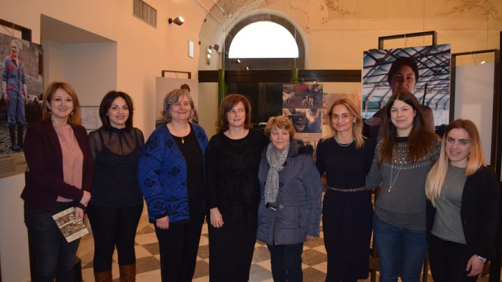 AGRICOLTURA: “LE DONNE PASTORE E CACIERE”. MOLTO PIÙ DI UN LAVORO, LA DIFESA IDENTITARIA DELLA VALNERINA E DI UN PATRIMONIO CULTURALE – MOSTRA FOTOGRAFICA A PALAZZO CESARONI