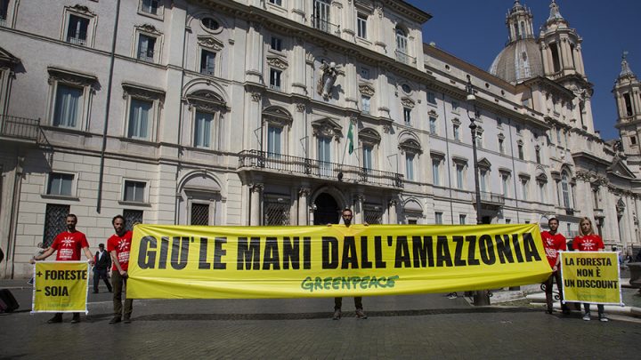 GREENPEACE PROTESTA DI FRONTE ALL’AMBASCIATA BRASILIANA IN SOLIDARIETÀ VERSO I POPOLI INDIGENI DELL’AMAZZONIA