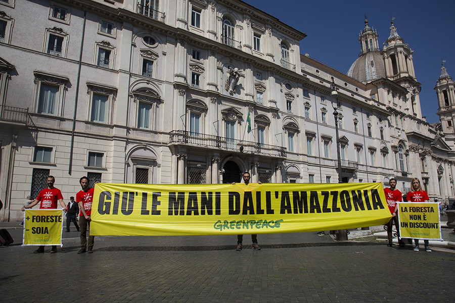 GREENPEACE PROTESTA DI FRONTE ALL’AMBASCIATA BRASILIANA IN SOLIDARIETÀ VERSO I POPOLI INDIGENI DELL’AMAZZONIA