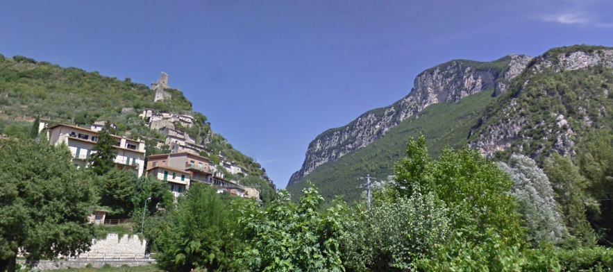 FERENTILLO, VALNERINA IN ROSA PER LA TRADIZIONALE FIORITURA DELL’ALBERO DI GIUDA
