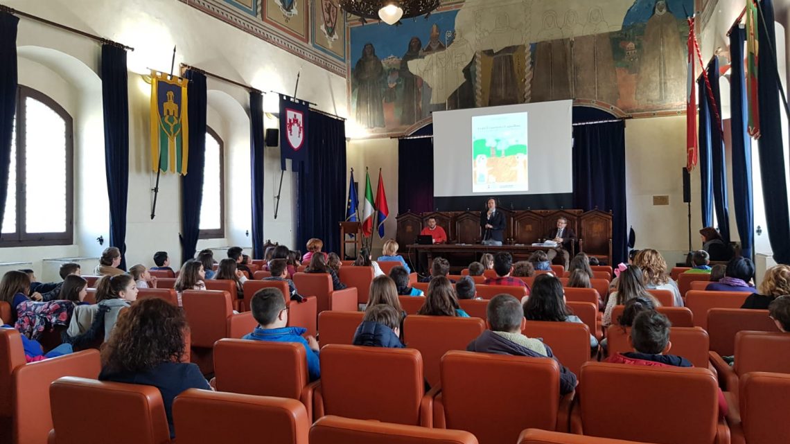 PRESENTATA LA FIABA “FRANCESCO E L’AGNELLINO, OVVERO  LO STRAORDINARIO DONO E MONNA JACOPA DEI SETTESOLI”  ILLUSTRATA DAGLI ALUNNI DELLE SCUOLE PRIMARIE DI ASSISI
