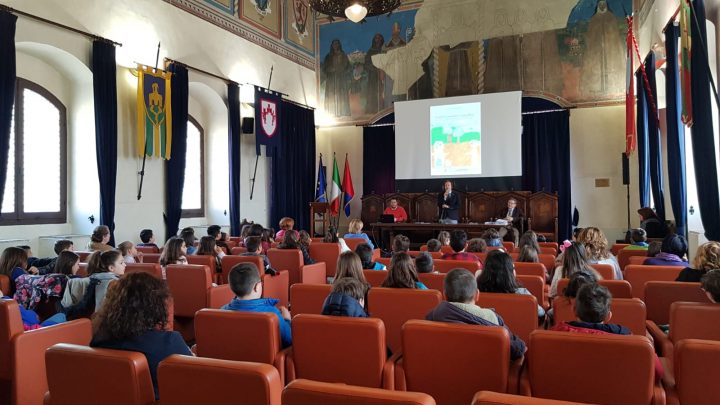 PRESENTATA LA FIABA “FRANCESCO E L’AGNELLINO, OVVERO  LO STRAORDINARIO DONO E MONNA JACOPA DEI SETTESOLI”  ILLUSTRATA DAGLI ALUNNI DELLE SCUOLE PRIMARIE DI ASSISI