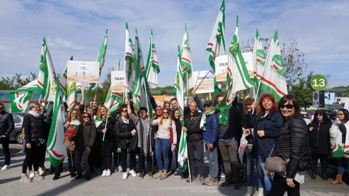 SMA SIMPLY, MASSICCIA L’ADESIONE ALLO SCIOPERO VS LA CESSIONE DEI SUPERMERCATI E DEGLI IPER. MEDIA NAZIONALE DEL 63%, PUNTE DEL 100% NELLE MARCHE E IN SICILIA