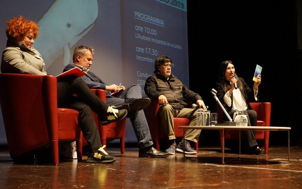 LUIS SEPULVEDA IN CITTA’, UN INCONTRO DI SUCCESSO  STRACOLMO IL LYRICK CON OLTRE MILLE STUDENTI  E IL SINDACO PROIETTI ANNUNCIA  “ASSISI PRESENTA LIBRI”