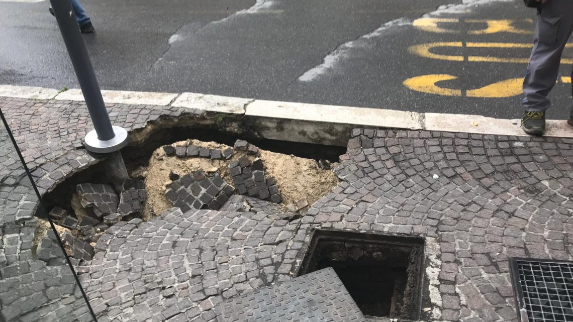 TERNI, CEDIMENTO DELLA PAVIMENTAZIONE A VIA CARRARA: RIPRISTINATA L’EROGAZIONE IDRICA CON UN SISTEMA PROVVISORIO, TRE GIORNI PER LA RIPARAZIONE DEFINITIVA