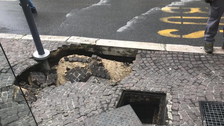 TERNI, CEDIMENTO DELLA PAVIMENTAZIONE A VIA CARRARA: RIPRISTINATA L’EROGAZIONE IDRICA CON UN SISTEMA PROVVISORIO, TRE GIORNI PER LA RIPARAZIONE DEFINITIVA