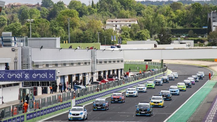 MOTORI ELETTRICI, IL ‘ROSSI TEAM SMART EQ FORTWO E-CUP’ VOLA ALTO CON GIANLUCA CARBONI