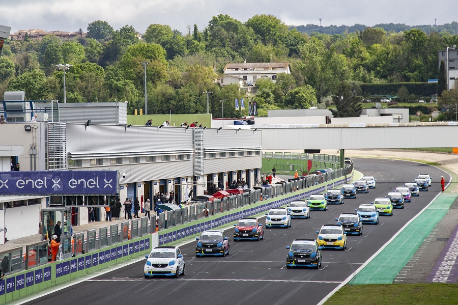 MOTORI ELETTRICI, IL ‘ROSSI TEAM SMART EQ FORTWO E-CUP’ VOLA ALTO CON GIANLUCA CARBONI