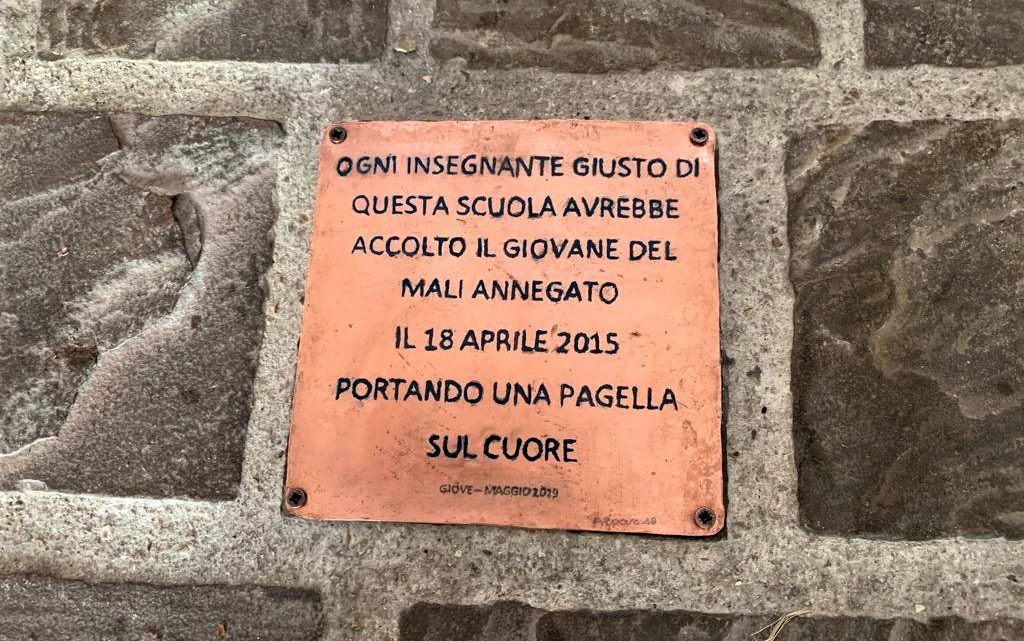 GIOVE, TARGA D’INCIAMPO RICORDA GIOVANE AFRICANO MORTO CON PAGELLA SCOLASTICA INDOSSO