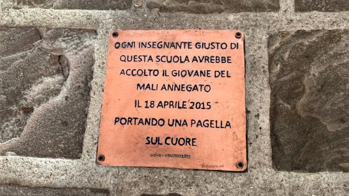 GIOVE, TARGA D’INCIAMPO RICORDA GIOVANE AFRICANO MORTO CON PAGELLA SCOLASTICA INDOSSO