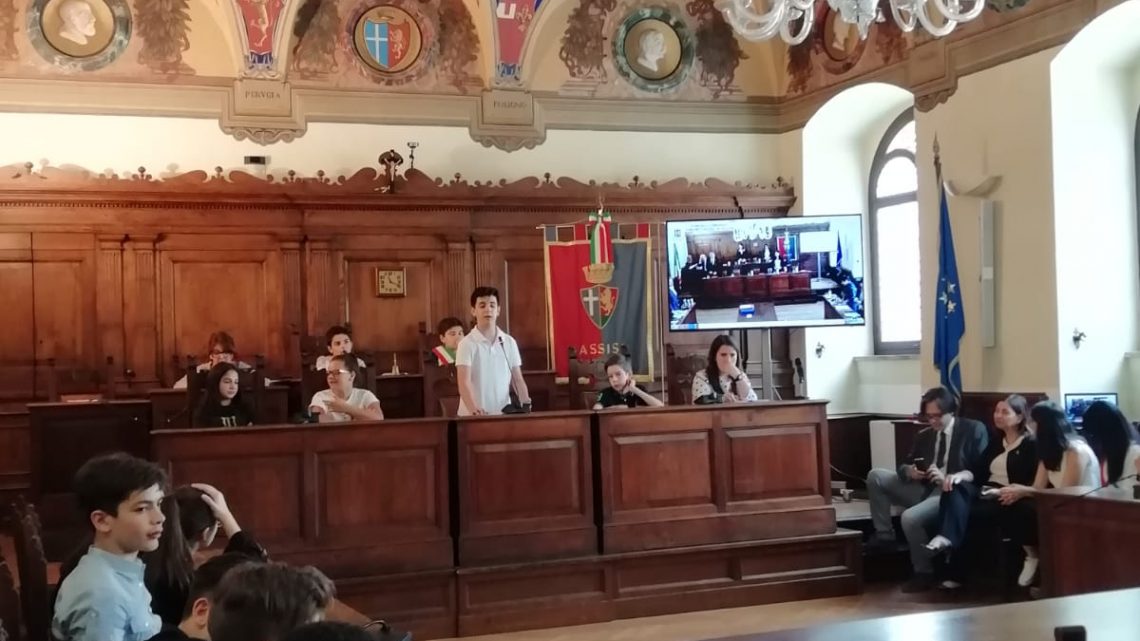 SEDUTA DEL CONSIGLIO COMUNALE DEI RAGAZZI. IL SINDACO PUNZI HA PRESENTATO IL PROGRAMMA E HA NOMINATO LA SUA GIUNTA