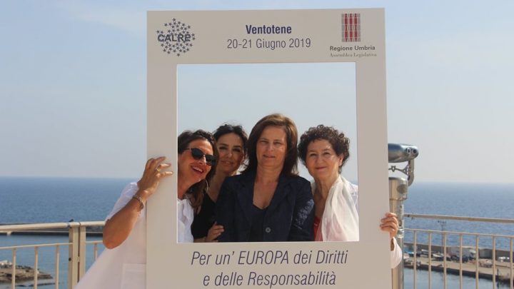 CALRE: “NASCE A VENTOTENE LA NUOVA RETE DI SCUOLE EUROPEA. FORTE RILANCIO ALLA CARTA DI ASSISI” – LA PRESIDENTE PORZI: “ASSEMBLEE LEGISLATIVE IN CAMPO, CON RESPONSABILITA’”