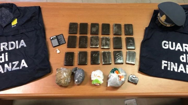 GUARDIA DI FINANZA: SEQUESTRATI OLTRE DUE KG DI SOSTANZE STUPEFACENTI. ARRESTATO VENTIDUENNE ITALIANO.
