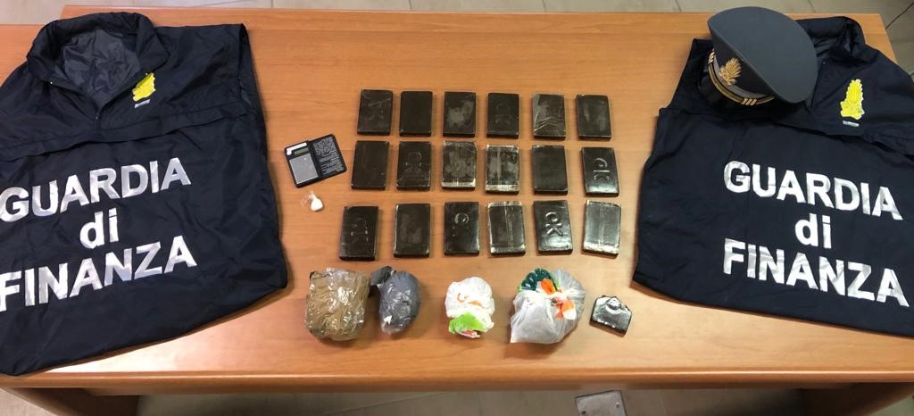GUARDIA DI FINANZA: SEQUESTRATI OLTRE DUE KG DI SOSTANZE STUPEFACENTI. ARRESTATO VENTIDUENNE ITALIANO.