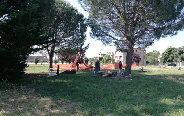 AMELIA, INIZIATI LAVORI AREA GIOCHI GIARDINI PUBBLICI PER REALIZZAZIONE PAVIMENTAZIONE GOMMATA ANTI TRAUMA