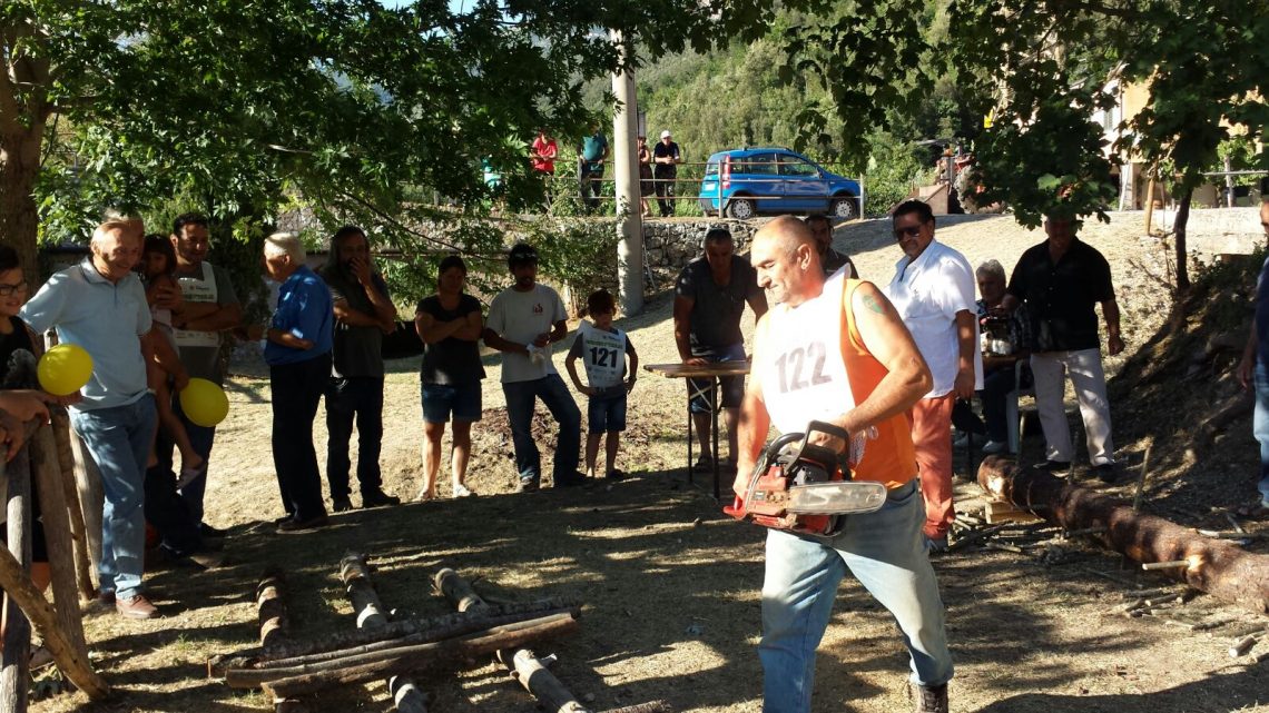 GIOCHI IN LEGNO INVECE DEGLI SMARTPHONE E IL PENTATHLON DEL BOSCAIOLO. A MACENANO DI FERENTILLO TRE GIORNI CON LA FESTA DI CAMPAGNA
