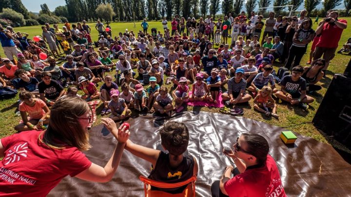 DOPO DUE ANNI DI ATTESA RITORNA L’ISOLA DI EINSTEIN, IL FESTIVAL DI SPETTACOLI SCIENTIFICI   UNICO IN EUROPA. DAL 30 AGOSTO AL 1 SETTEMBRE, ALL’ISOLA POLVESE DEL LAGO TRASIMENO (PG),   100 APPUNTAMENTI IN TRE GIORNI CON DIVULGATORI E SCIENZIATI DA SETTE PAESI EUROPEI, CINQUE PALCHI   A CIELO APERTO, OLTRE A UN MUSEO INTERATTIVO, EVENTI SERALI CON ADRIAN FARTADE E LERCIO, L’ANTEPRIMA DELLE NOTTI DEI RICERCATORI, ATTIVITÀ E SPAZI DEDICATI AL RAPPORTO TRA SCIENZA E SPORT.