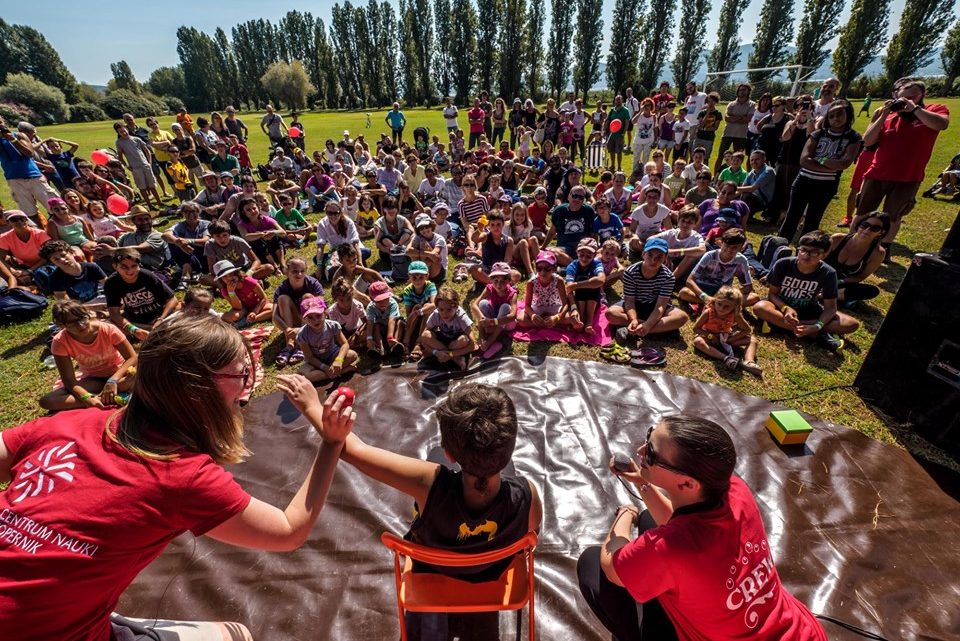 DOPO DUE ANNI DI ATTESA RITORNA L’ISOLA DI EINSTEIN, IL FESTIVAL DI SPETTACOLI SCIENTIFICI   UNICO IN EUROPA. DAL 30 AGOSTO AL 1 SETTEMBRE, ALL’ISOLA POLVESE DEL LAGO TRASIMENO (PG),   100 APPUNTAMENTI IN TRE GIORNI CON DIVULGATORI E SCIENZIATI DA SETTE PAESI EUROPEI, CINQUE PALCHI   A CIELO APERTO, OLTRE A UN MUSEO INTERATTIVO, EVENTI SERALI CON ADRIAN FARTADE E LERCIO, L’ANTEPRIMA DELLE NOTTI DEI RICERCATORI, ATTIVITÀ E SPAZI DEDICATI AL RAPPORTO TRA SCIENZA E SPORT.