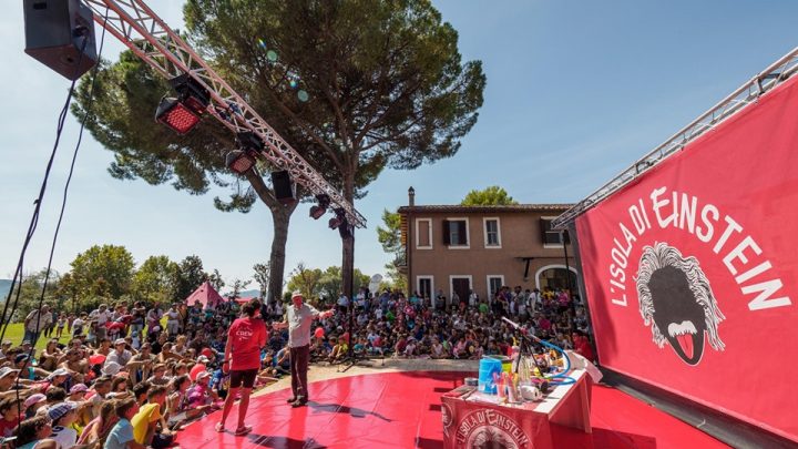 ANTEPRIMA ‘ISOLA DI EINSTEIN 2019’: MARTEDÌ 20 AGOSTO A CASTIGLIONE DEL LAGO UNA GIORNATA DI INIZIATIVE “TRA ONDE GRAVITAZIONALI E ONDE DEL LAGO”.
