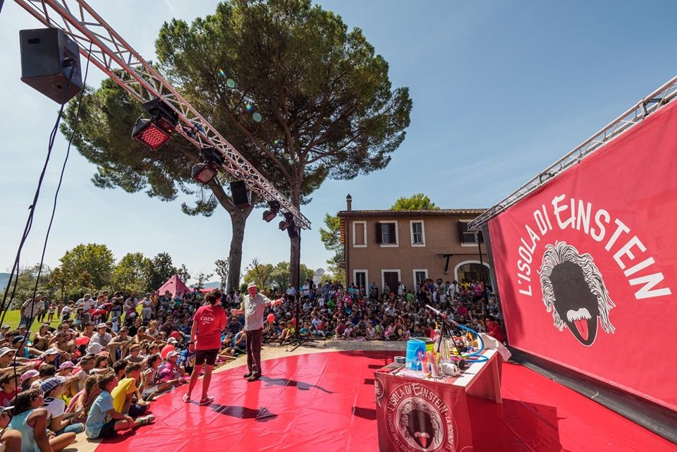 ANTEPRIMA ‘ISOLA DI EINSTEIN 2019’: MARTEDÌ 20 AGOSTO A CASTIGLIONE DEL LAGO UNA GIORNATA DI INIZIATIVE “TRA ONDE GRAVITAZIONALI E ONDE DEL LAGO”.