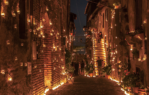“LA CANDELUMINARIA: I DESIDERI DEI BAMBINI ILLUMINANO IL QUARTIERE MEDIEVALE”. A SAN GIOVENALE DOMENICA 8 DICEMBRE