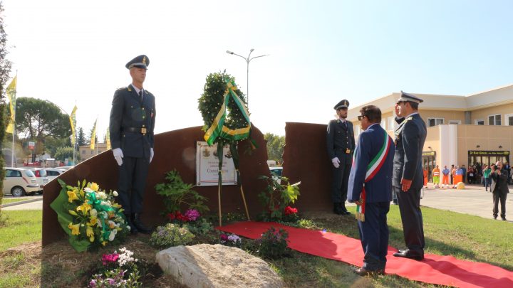 CERIMONIA DI INTITOLAZIONE DI LARGO E STELE ALLA MEMORIA DEL FINANZIERE AT-PI LUIGINO COSIMI (VITTIMA DEL DOVERE E DELLA CRIMINALITÀ)