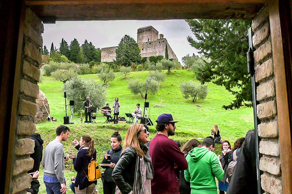 FRANTOI APERTI 2019 AL VIA IL BRUNCH TOUR CON MUSICA TRA GLI ULIVI E LA MOSTRA DI ARTE CONTEMPORANEA DIFFUSA