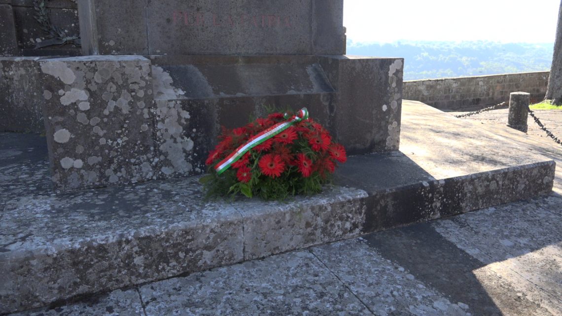 ESPOSIZIONE DI BANDIERE A MEZZ’ASTA SUL PALAZZO COMUNALE DI ORVIETO PER I FUNERALI DEGLI AGENTI DELLA POLIZIA DI STATO UCCISI A TRIESTE
