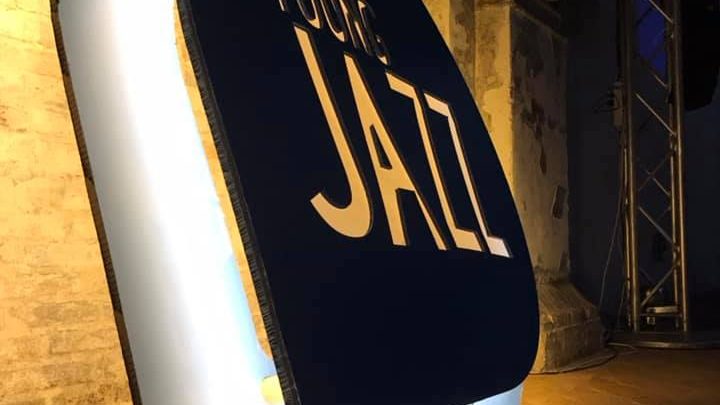 YOUNG JAZZ ‘CHANGES’ / FOLIGNO (2-6 OTTOBRE 2019) LA 15/A EDIZIONE DI YOUNG JAZZ FESTIVAL SI È CARATTERIZZATA COME QUELLA DEI “CAMBIAMENTI”,   ANCHE PER UNA DIREZIONE ARTISTICA NUOVA CHE HA MANTENUTO PERÒ DEI PUNTI FERMI:   JAZZ DI NUOVA GENERAZIONE E PER LE NUOVE GENERAZIONI CON ATTENZIONE   A TEMATICHE SOCIALI, AMBIENTALI E DI SOSTENIBILITÀ.