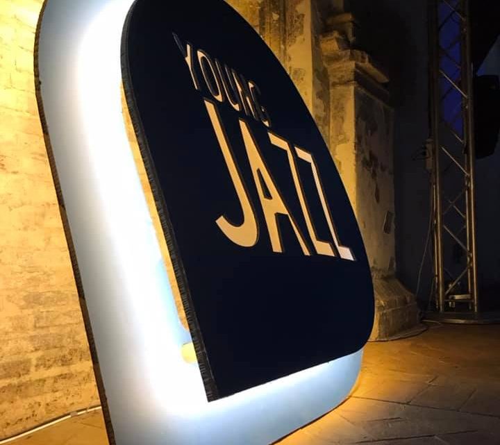 YOUNG JAZZ ‘CHANGES’ / FOLIGNO (2-6 OTTOBRE 2019) LA 15/A EDIZIONE DI YOUNG JAZZ FESTIVAL SI È CARATTERIZZATA COME QUELLA DEI “CAMBIAMENTI”,   ANCHE PER UNA DIREZIONE ARTISTICA NUOVA CHE HA MANTENUTO PERÒ DEI PUNTI FERMI:   JAZZ DI NUOVA GENERAZIONE E PER LE NUOVE GENERAZIONI CON ATTENZIONE   A TEMATICHE SOCIALI, AMBIENTALI E DI SOSTENIBILITÀ.