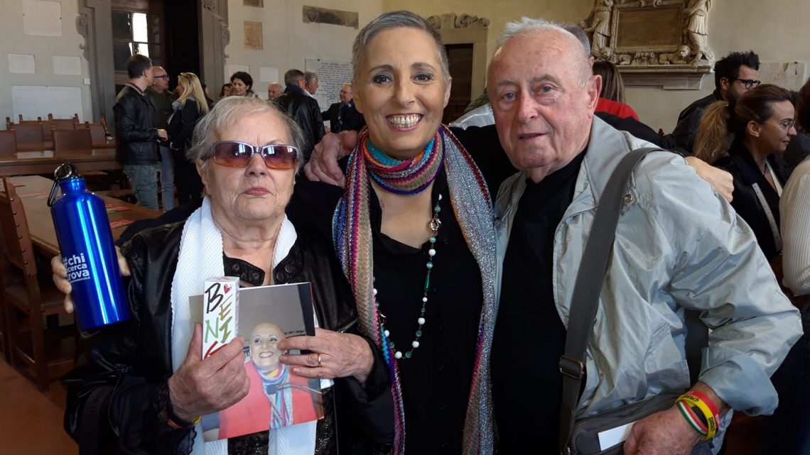 L’ABBRACCIO A SILVANA DEI GENITORI DI LEONARDO CENCI ALLA PRESENTAZIONE DEL NUOVO PRODOTTO GIULIANO TARTUFI PER LA RACCOLTA FONDI DI MAMMA-CORAGGIO