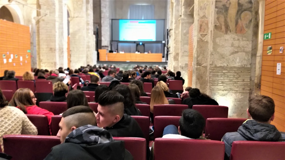 NARNI, ADOLESCENTI NON AMANO FACEBOOK, AIUTANO IL PROSSIMO, CHIEDONO PIÙ SPAZI E SOGNANO FAMIGLIA E LAVORO: RISULTATI INDAGINE GIOVANI AMERINO-NARNESE