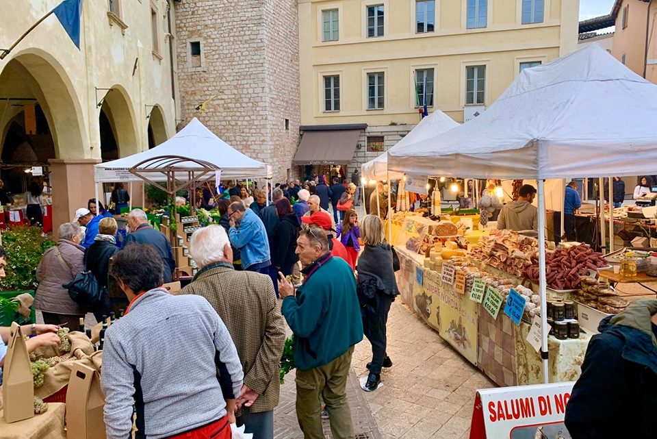 SI È CONCLUSA, DOMENICA 3 NOVEMBRE, LA 13° EDIZIONE DI “FESTIVOL – TREVI TRA OLIO, ARTE, MUSICA E PAPILLE”