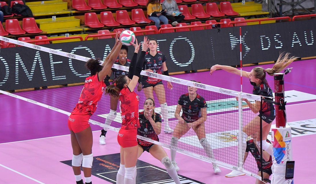 VOLLEY FEMMINILE, PERUGIA LOTTA MA BUSTO È INCONTENIBILE