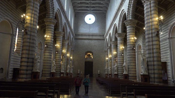 IL RITORNO NEL DUOMO DI ORVIETO DELLE STATUE MONUMENTALI DEGLI APOSTOLI E DEI SANTI PROTETTORI DELLA CITTÀ