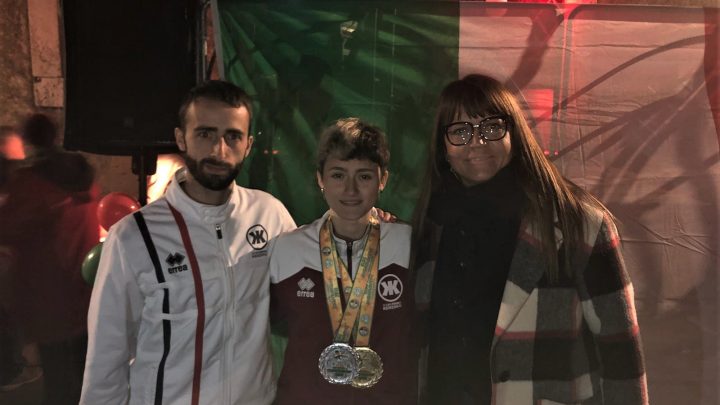 AMELIA, ELISA VINCENZINI VINCE I MONDIALI A SQUADRE DI KUMITE A SOLI 15 ANNI: ATLETA FESTEGGIATA A PORCHIANO DEL MONTE
