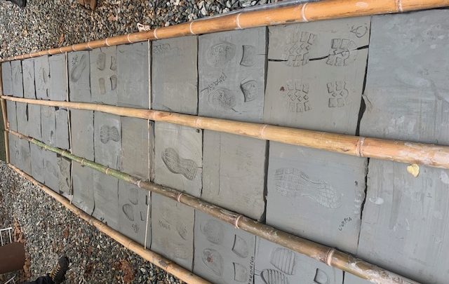 CONTRO LA VIOLENZA SULLE DONNE I CERAMISTI DI ORVIETO REALIZZANO L’INSTALLAZIONE “UN SENTIERO PER LA STRADA DI OGGI E DI DOMANI”