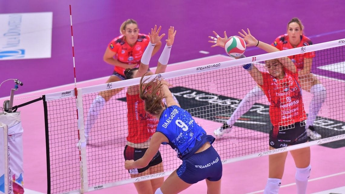VOLLEY, LA BARTOCCINI FORTINFISSI MIGLIORA I CONTENUTI MA IL CINISMO LATITA