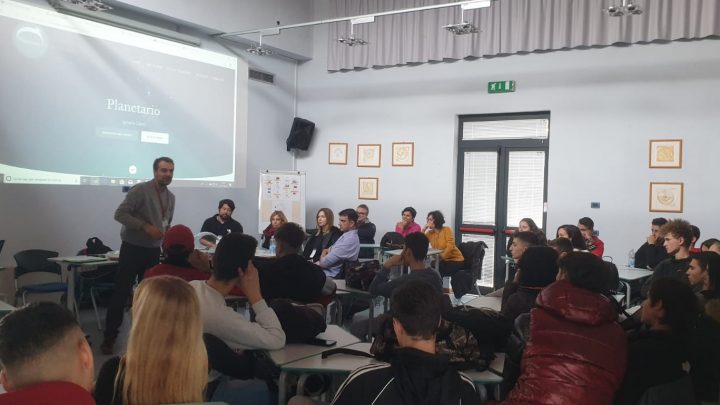 ALL’ITTS ‘VOLTA’ SI AFFRONTA IL PROBLEMA DELLA PLASTICA CON L’INNOVATIVO SISTEMA PBL