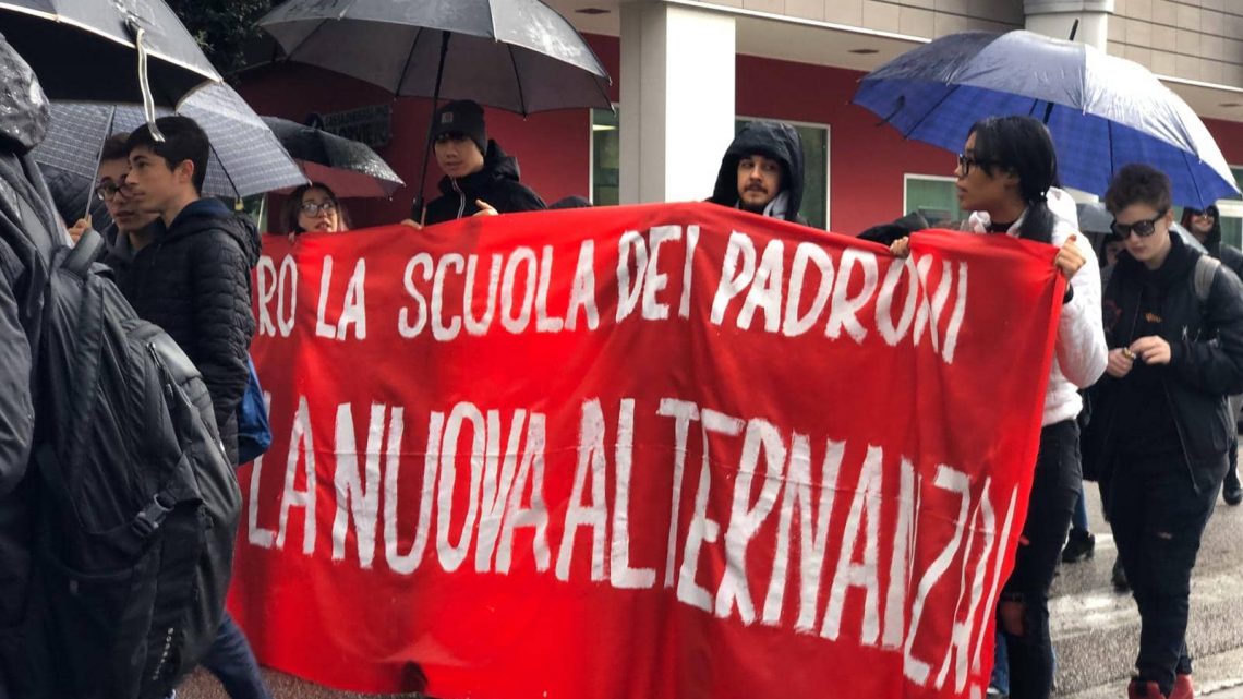 TERNI, STUDENTI IN PIAZZA CONTRO LA RIFORMA DELL’ALTERNANZA SCUOLA-LAVORO