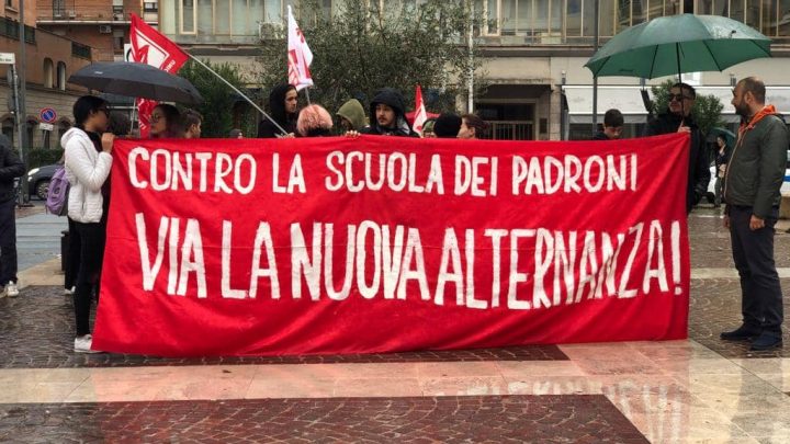 CENTINAIA DI STUDENTI  DEL MARIOTTI IN PIAZZA CON ALTRASCUOLA PER CHIEDERE UN CAMBIO DI PASSO