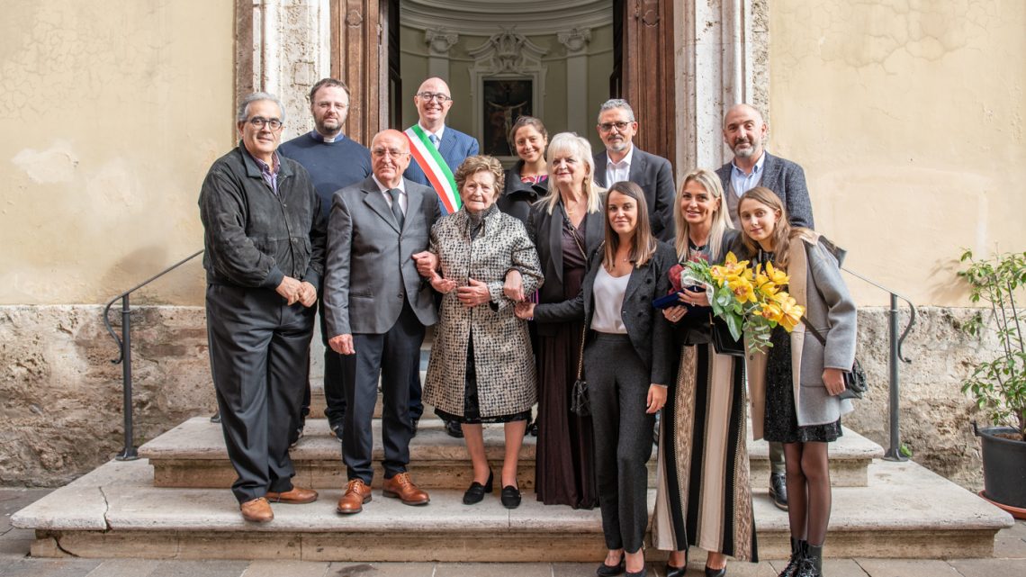 ACQUASPARTA, GRANDE FESTA PER 100 ANNI NONNA AIDA, SINDACO MONTANI DONA TARGA: “ANZIANI SONO RISORSA PREZIOSA”