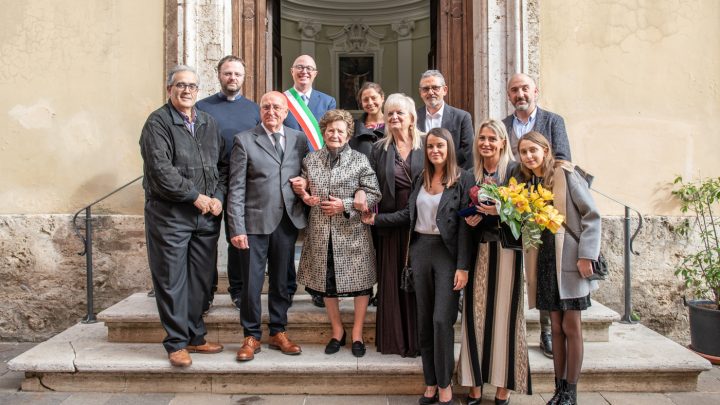 ACQUASPARTA, GRANDE FESTA PER 100 ANNI NONNA AIDA, SINDACO MONTANI DONA TARGA: “ANZIANI SONO RISORSA PREZIOSA”