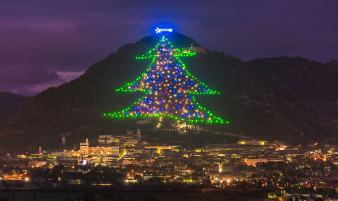 L’ALBERO DI NATALE PIÚ GRANDE DEL MONDO SI ACCENDE DA BETLEMME A GUBBIO