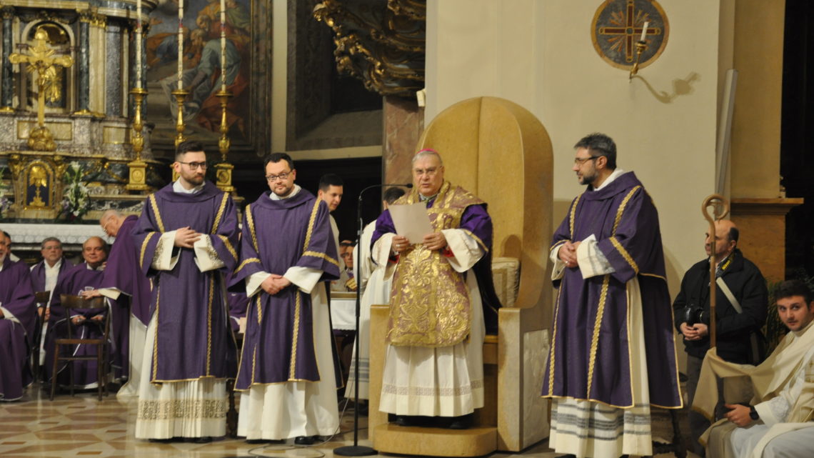 ORDINAZIONE DIACONALE MARTELLI, ZEN, GUBBIOTTI – MONS. PIEMONTESE: “VI STATE “LAUREANDO” COME SERVITORI CHE CON L’ESEMPIO, SVOLGONO LA MISSIONE DEL “SERVIZIO EVANGELICO” E VERSO I POVERI”