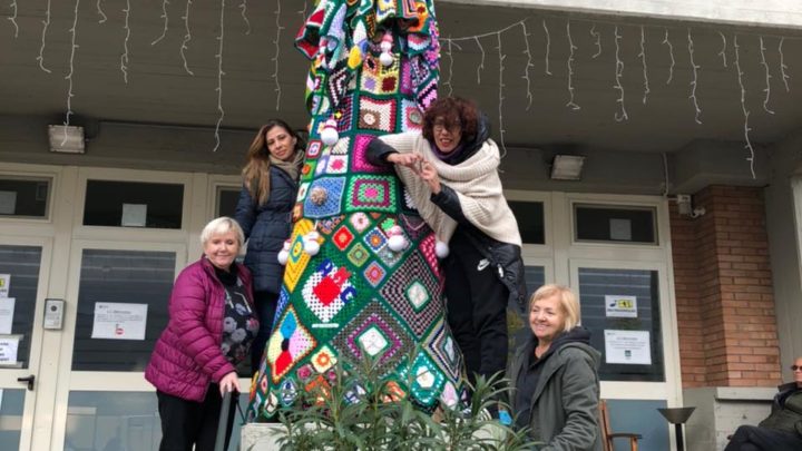 CENTINAIA DI DONNE IN CAMPO PER REALIZZARE L’ALBERO DI NATALE PER L’ONCOLOGIA 