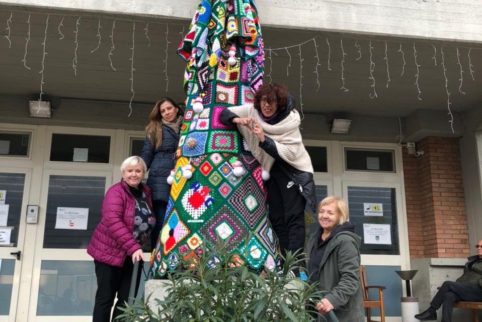 CENTINAIA DI DONNE IN CAMPO PER REALIZZARE L’ALBERO DI NATALE PER L’ONCOLOGIA 