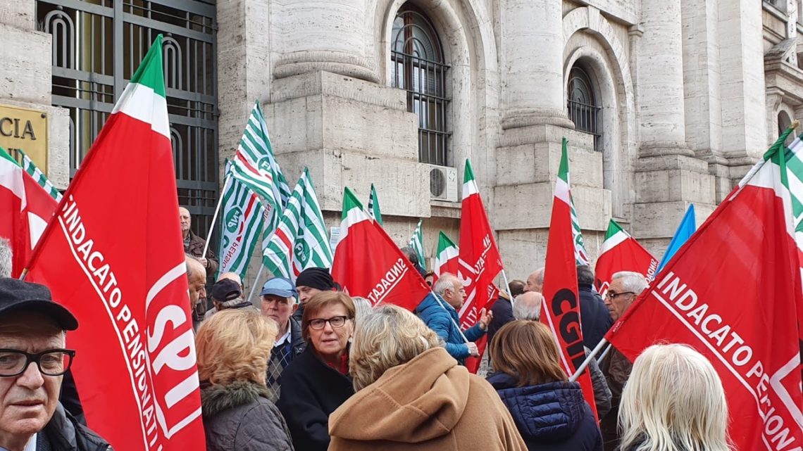 PENSIONATE E PENSIONATI IN PIAZZA A PERUGIA E TERNI: “NON SIAMO INVISIBILI”